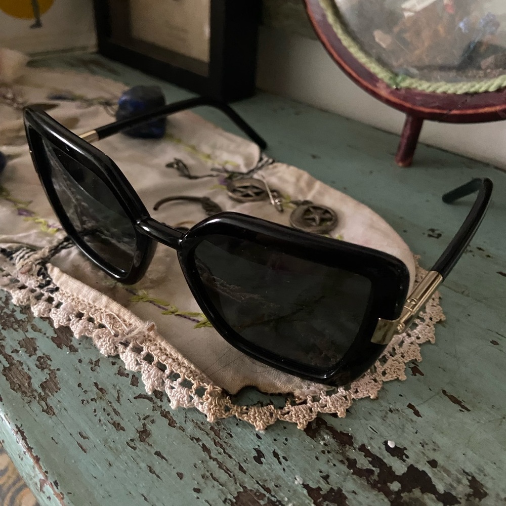 Prada Oversized Sunglasses - Picture 6 of 7